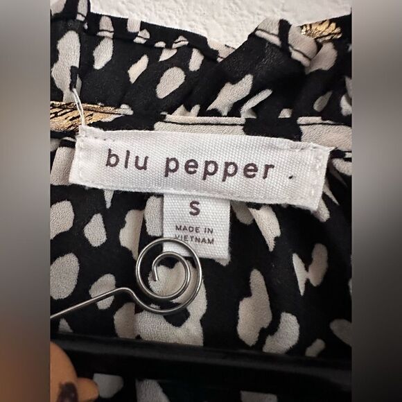 NWT Blu Pepper Bishop Tie Neck Top with Gold Design size Small - Picture 9 of 12